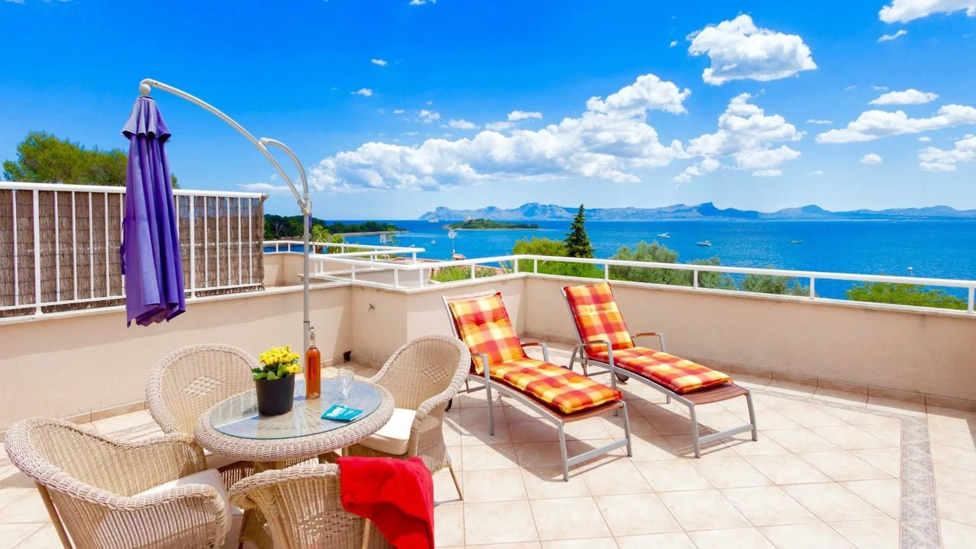 Immaculate Mallorca Villa Las Olas 3 Bedrooms Ideal For Families Couples Alcudia  Alcudia (Mallorca)